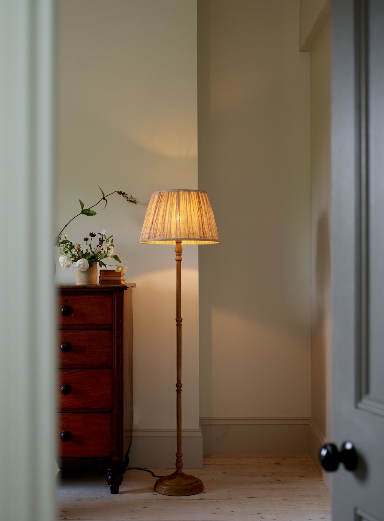 Edwin_Turned_Floor_Lamp_103_LS_335c24b0-6159-4042-a9d5-dc804335fc6b