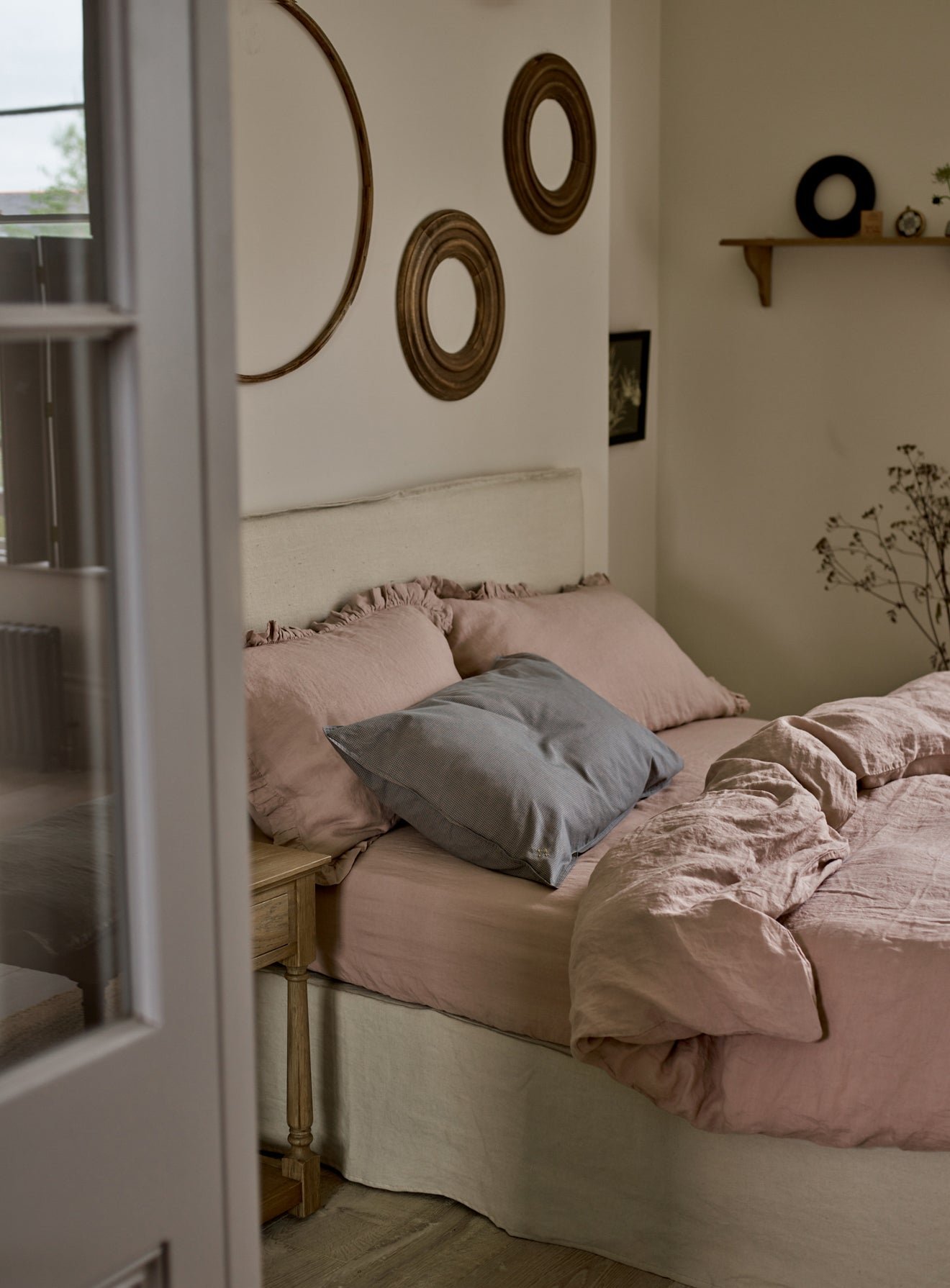 MilaKingSizeBed735_951f24bc-4c66-47be-914f-a2900960cd6d