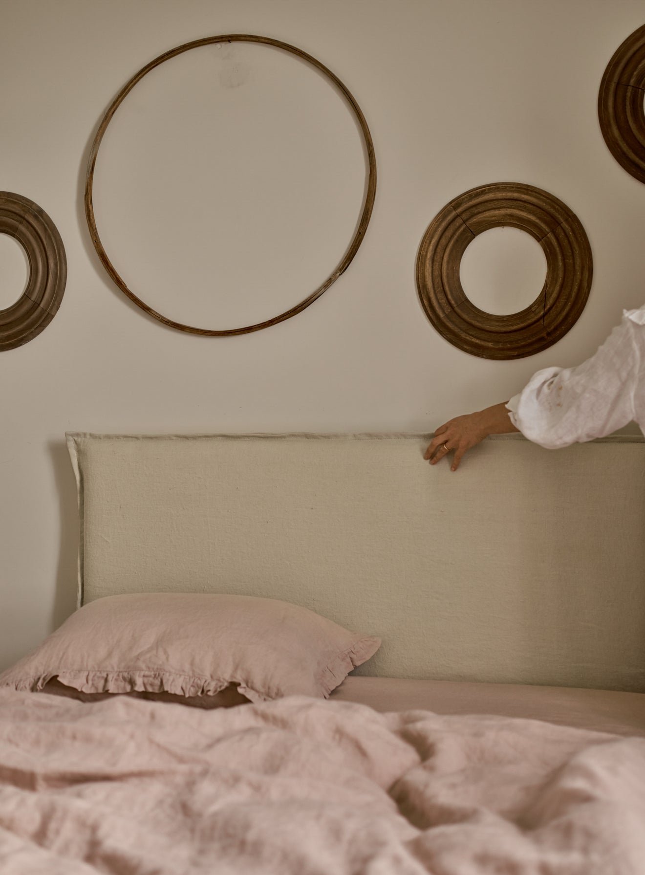 MilaLooseLinenBedHeadboard_806_a58e6221-0c48-46d1-a3e1-b321c3e3996d