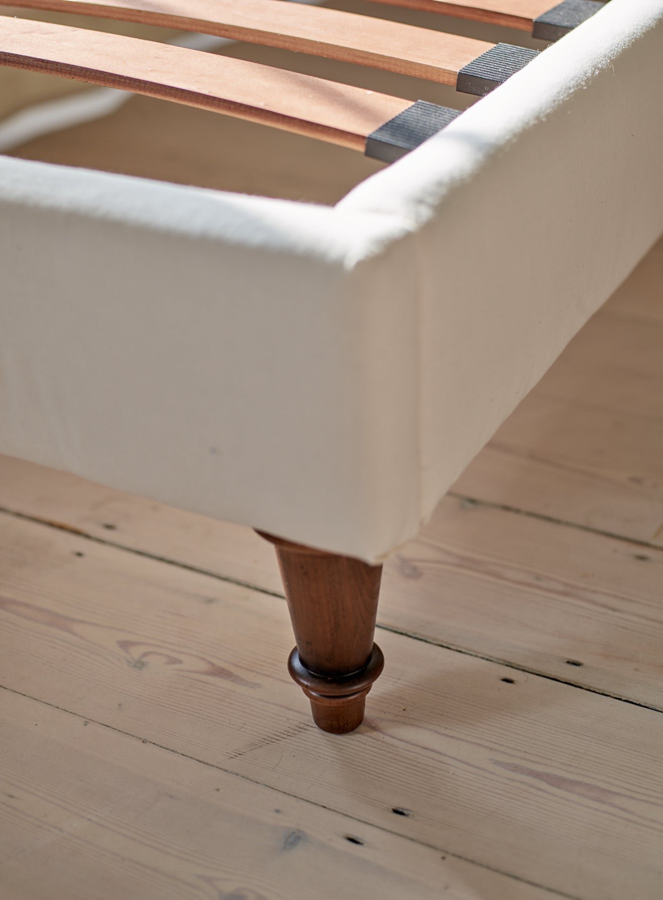 Mila_Loose_Linen_Bed_Base_271_d6249741-56f4-4215-9763-32cfd6dadc0a