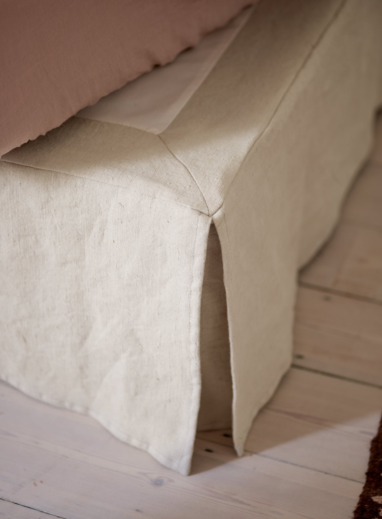 Mila_Loose_Linen_Bed_Base_293_39f8a2b2-89ac-42c3-982e-452d05517bb5